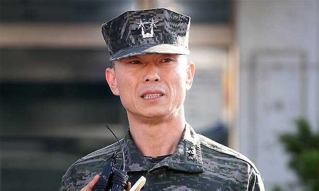 '해병대 채상병 순직 사건' 관련 조사를 위해 13일 경북 경산시 경북경찰청 형사기동대에 피의자 신분으로 소환됐던 임성근 전 해병대 1사단장이 14일 오전 22시간이 넘는 조사를 마친 뒤 나서며 입장을 밝히고 있다. 뉴스1