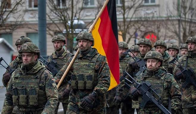 북대서양조약기구(NATO·나토) 병력의 일원으로 동맹국 리투아니아에 파견된 독일군 부대가 시가행진을 하고 있다. AP연합뉴스