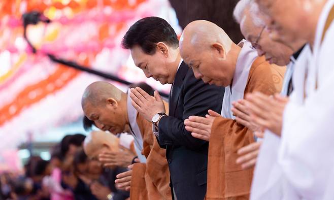 윤석열 대통령이 15일 서울 종로구 조계사에서 열린 '불기 2568년 부처님오신날 봉축 법요식'에서 합장하고 있다. 대통령실 제공