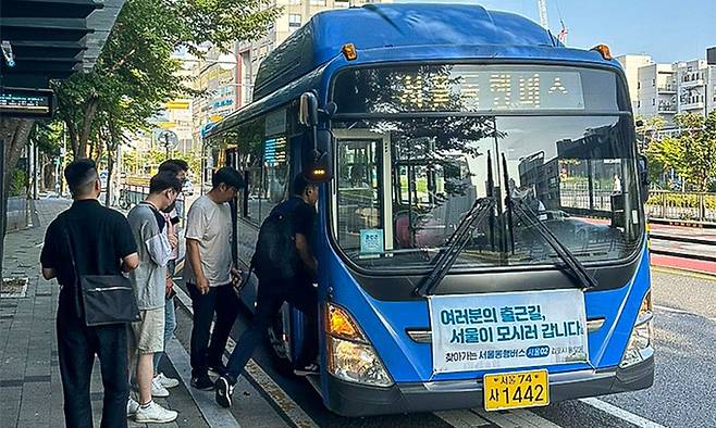 풍무동에서 김포공항역까지 시민들을 빠르게 옮기는 서울동행버스에 승객들이 오르고 있다. 김포시 제공