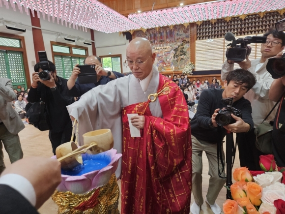 한국불교태고종 총무원장인 상진 스님이 15일 경기 양주 청련사에서 열린 부처님 오신 날 봉축법요식에서 관불의식을 거행하고 있다. 태고종 제공.