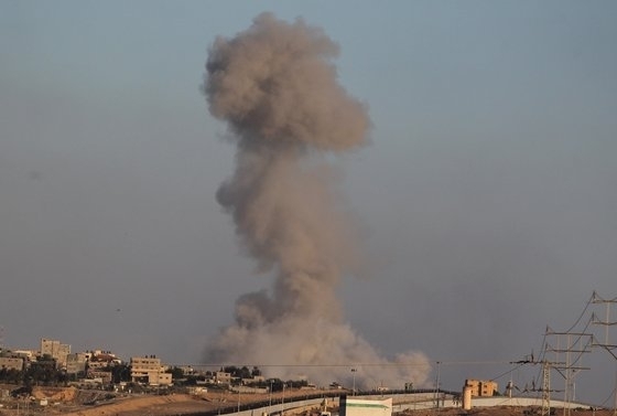 14일 가자지구 남부 도시 라파에서 이스라엘군의 공습으로 연기가 피어오르고 있다. 이스라엘 탱크들은 가자지구 최남단 도시인 라파 중심부를 향해 행진했다. 신화=연합뉴스