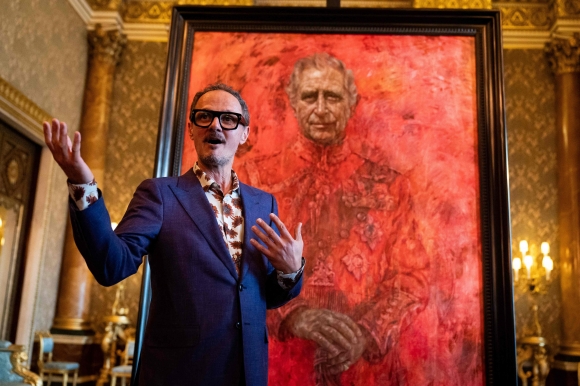 영국의 국왕 찰스 3세의 초상화를 그린 조너선 여가 14일(현지시간) 영국 런던 버킹엄 궁전에서 자신의 작품에 대해 설명하고 있다. 2024.5.14 런던 AFP 연합뉴스