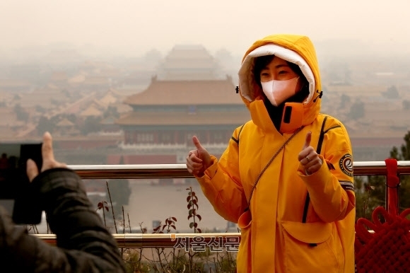 중국의 한 여행객이 베이징의 대표적 관광지인 자금성을 배경으로 사진을 찍고 있다. 서울신문 DB