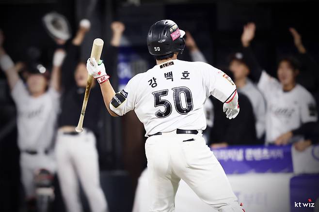 14일 롯데전에서 홈런을 친 뒤 세리머니를 펼치고 있는 KT 강백호. KT 위즈 제공