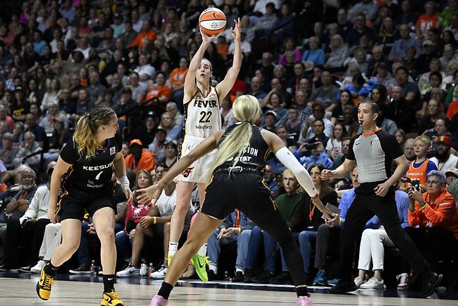 인디애나 클라크가 15일 WNBA 코네티컷전에서 3점슛을 던지고 있다. AP연합뉴스