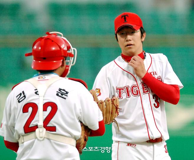 KIA 양현종이 고졸신인이었던 2007년 4월12일 광주 현대전에서 데뷔 첫 선발 등판해 포수 김상훈과 이야기 나누고 있다. KIA 타이거즈 제공