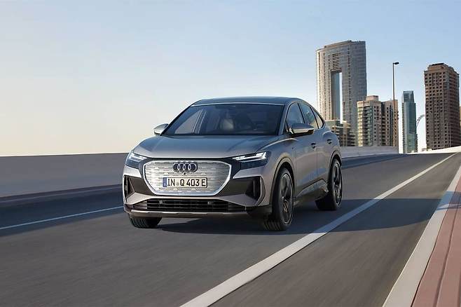 Q4 스포츠백 40 e 트론 정면