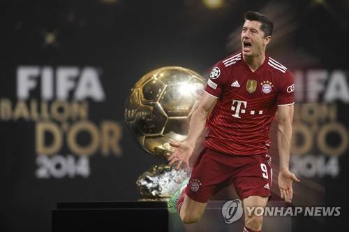 스페인 매체 디아리오 스포르트가 15일(한국시간) 발롱도르 시상식을 주최하는 프랑스 풋볼이 코로나19로 발롱도르를 수여하지 않았던 2020시즌 발롱도르르 수여하며 레반도프스키에게 상을 주려고 한다고 전했다.&nbsp;유럽 6관왕에 득점왕까지 차지했지만, 레반도프스키는 당시 코로나19로 인해 시상이 연기되면서 발롱도르를 받지 못했다. 연합뉴스
