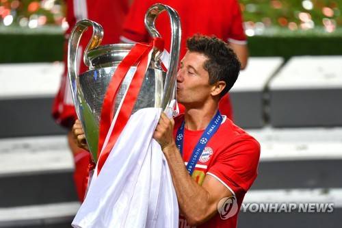 스페인 매체 디아리오 스포르트가 15일(한국시간) 발롱도르 시상식을 주최하는 프랑스 풋볼이 코로나19로 발롱도르를 수여하지 않았던 2020시즌 발롱도르르 수여하며 레반도프스키에게 상을 주려고 한다고 전했다.&nbsp;유럽 6관왕에 득점왕까지 차지했지만, 레반도프스키는 당시 코로나19로 인해 시상이 연기되면서 발롱도르를 받지 못했다. 연합뉴스