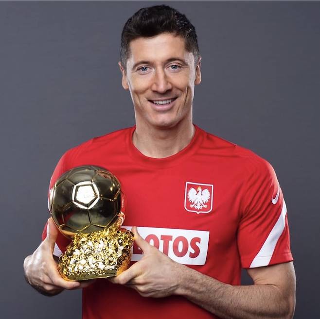 스페인 매체 디아리오 스포르트가 15일(한국시간) 발롱도르 시상식을 주최하는 프랑스 풋볼이 코로나19로 발롱도르를 수여하지 않았던 2020시즌 발롱도르르 수여하며 레반도프스키에게 상을 주려고 한다고 전했다.&nbsp;유럽 6관왕에 득점왕까지 차지했지만, 레반도프스키는 당시 코로나19로 인해 시상이 연기되면서 발롱도르를 받지 못했다.폴란드축구협회SNS