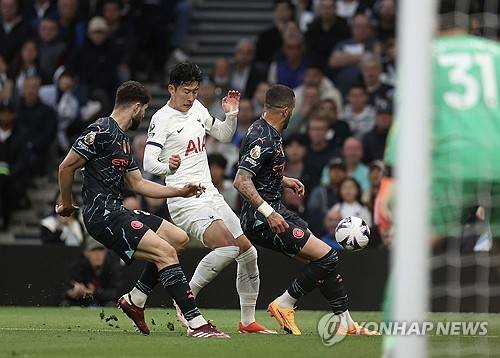 토트넘 홋스퍼는 15일 토트넘 홋스퍼 스타디움에서 열린 맨체스터 시티와의 프리미어리그 34라운드 순연 경기에서 0 대 2로 패했다. 이날 패배로 토트넘의 4위 도약 가능성은 사라졌지만 라이벌 아스널의 프리미어리그 우승 가능성도 크게 줄어 들었다. 스포츠바이블에 따르면 이날 손흥민은 후반 41분 골키퍼와 일대일 상황을 맞이하면서 결정적인 동점골 기회를 얻었지만 골키퍼 선방에 막혀 골을 넣는데 실패하면서 아스널 팬들의 분노를 샀다. 연합뉴스