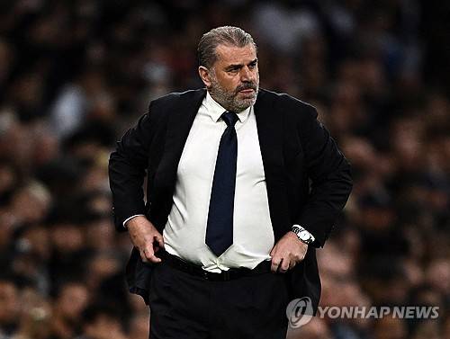 토트넘 홋스퍼는 15일 토트넘 홋스퍼 스타디움에서 열린 맨체스터 시티와의 프리미어리그 34라운드 순연 경기에서 0 대 2로 패했다. 이날 패배로 토트넘의 4위 도약 가능성은 사라졌지만 라이벌 아스널의 프리미어리그 우승 가능성도 크게 줄어 들었다. 스포츠바이블에 따르면 이날 손흥민은 후반 41분 골키퍼와 일대일 상황을 맞이하면서 결정적인 동점골 기회를 얻었지만 골키퍼 선방에 막혀 골을 넣는데 실패하면서 아스널 팬들의 분노를 샀다. 연합뉴스