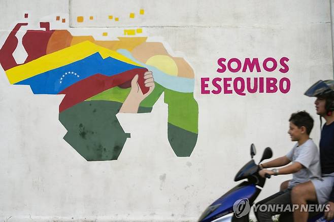 에세퀴보 지역 영토까지 편입해 그려놓은 베네수엘라 지도 벽화 [AP 연합뉴스 자료사진. 재판매 및 DB 금지]