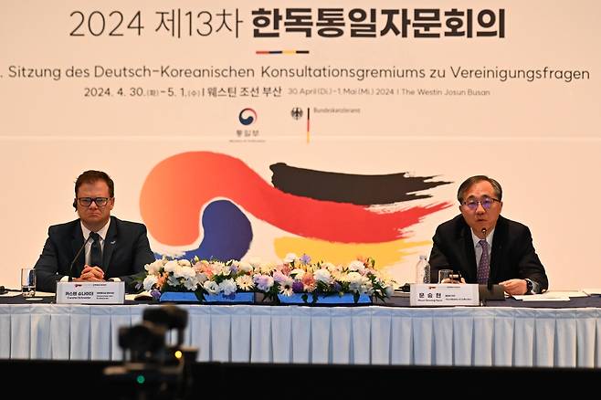 한독통일자문회의 주재 중인 문승현 통일부 차관(오른쪽)과 카르스텐 슈나이더 독일 연방총리실 정무차관. 통일부 제공. 무단 사용 금지