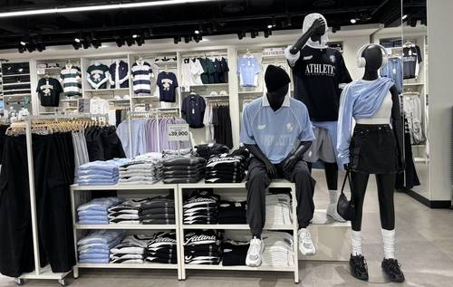 스파오 매장에 진열된 블록코어 제품들  [이랜드월드 제공, 재판매 및 DB 금지]