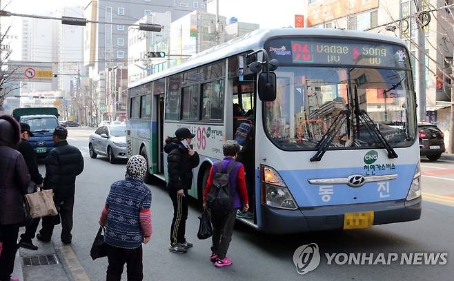부산 시내버스 촬영 조정호. 부산시 중구에서 시민이 시내버스에 오르고 있다.