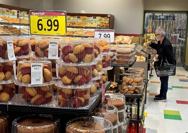 미국 캘리포니아주의 한 식료품점에서 지난 3월 고객이 식료품을 쇼핑하고 있다. (사진=AFP)
