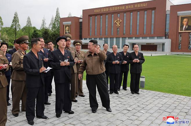 15일 김정은 북한국무위원장이 새로 완공한 조선노동당 중앙간부학교를 방문한 가운데 외벽에 마르크스·레닌 초상화가 걸려있다.(사진=평양 조선중앙통신·연합뉴스)