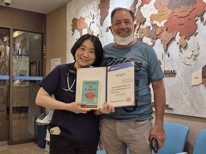 기부금 전달을 위해 순천향대 서울병원을 방문한 미셸 자우너 씨의 부친 레이몬드 자우너 씨(오른쪽)가 이은정 순천향대서울병원 감염내과 교수(왼쪽)과 기념 사진을 촬영했다.