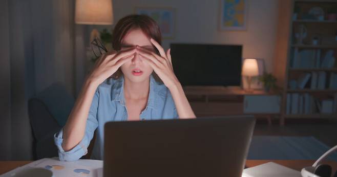 야근은 당뇨병, 대사증후군, 심장질환, 암 등과 같은 심각한 건강문제를 일으킬 수 있다. [사진=클립아트코리아]