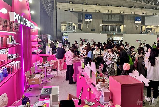 11일 일본 도쿄에서 열린 'KCON JAPAN 2024' 내 중소기업 제품 판촉 행사장 'K-컬렉션'에 관람객들이 붐빈다. ⓒ News1 이민주 기자