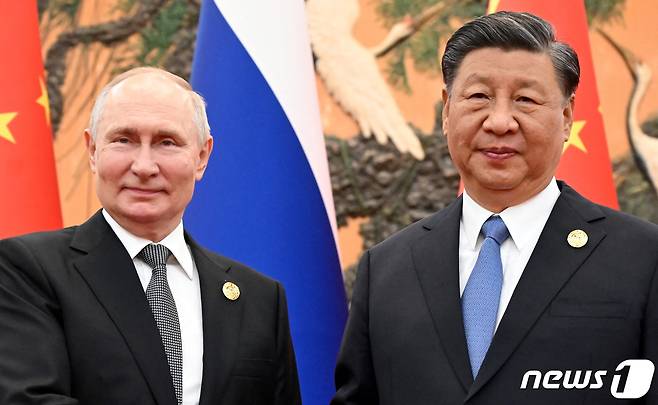 제3회 일대일로 세계협력 정상포럼에 참석하기 위해 베이징을 찾은블라디미르 푸틴 러시아 대통령(왼쪽)이 시진핑 중국 국가 주석과 함께 18일(현지시간) 행사에 참석하고 있다. 2023.10.18 ⓒ 로이터=뉴스1 ⓒ News1 정지윤 기자