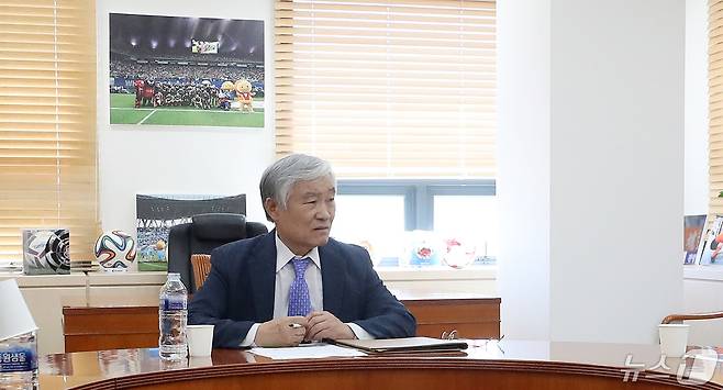 조남돈 프로축구연맹 상벌위원장이 16일 오후 서울 종로구 축구협회관에서 '물병 사태'와 관련 징계여부를 검토하는 상벌위원회를 주재하고 있다. 물병 사태는 지난 11일 인천축구전용경기장에서 일어났다. 당시 백종범 FC서울의 골키퍼가 인천 응원석을 향해 포효하자 분노한 인천 유나이티드 팬들이 축구장 안으로 물병을 대거 투척한 것이다. 이날 상벌위원회에는 조 위원장, 박순규, 전경준, 이근호 위원 등이 참석했다. 2024.5.16/뉴스1 ⓒ News1 이승배 기자