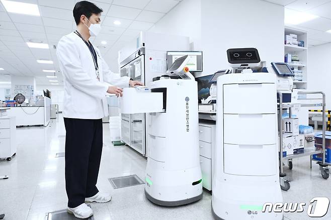 계명대 동산의료원과 대구의료원이 한국로봇산업진흥원이 주관하는 로봇 실증사업에 각각 선정됐다. 사진은 한 병원에서 배송해 온 의약품을 로봇이 수령하는 모습. (사진은 기사 내용과 무관함) 뉴스1 DB
