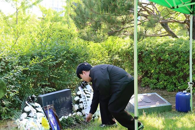 지난 15일 고려대 세종캠퍼스에서 열린 의인 이수현 23주기 추모식에서 한 학생이 추모기념비에 헌화하고 있다. (고려대 세종캠퍼스 제공) / 뉴스1