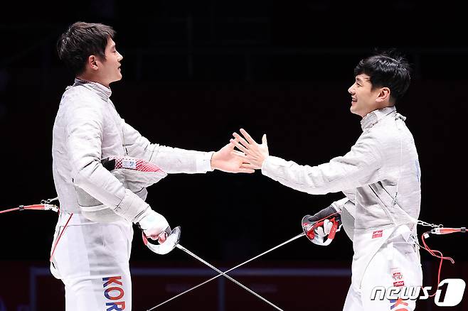 2024 파리 올림픽에 출전하는 남자 사브르의 오상욱(왼쪽)과 구본길/뉴스1 ⓒ News1 신웅수 기자