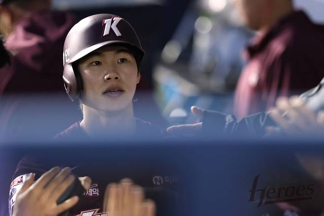 키움 김혜성이 16일 잠실 LG전에서 득점한 후 하이파이브 하고 있다. 사진 | 키움 히어로즈