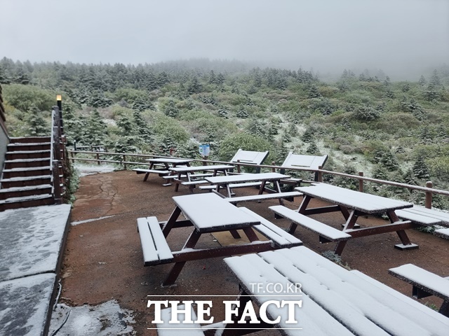지리산국립공원 5월에 내린 눈(세석대피소)/지리산국립공원경남사무소