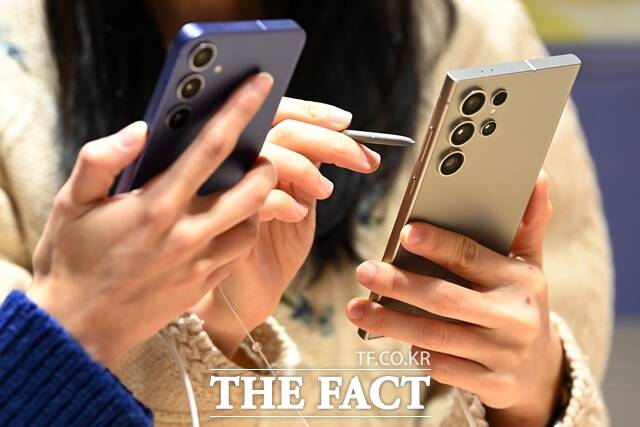 미국 소비자만족지수협회(ACSI) 조사에서 삼성전자의 '갤럭시' 5G 스마트폰이 만족도 1위 제품으로 선정됐다. 사진은 상반기 출시작 '갤럭시S24' 시리즈. /장윤석 기자