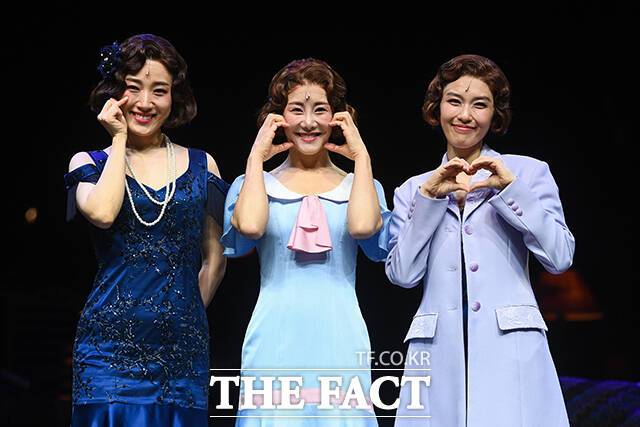 블루 역의 배우 이아름솔과 김소향, 박은미(왼쪽부터)가 뮤지컬 '벤자민 버튼' 프레스콜에서 포즈를 취하고 있다. /서예원 기자