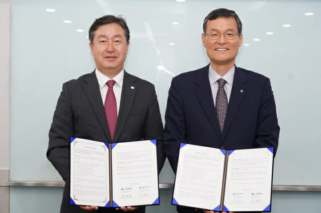 송형근 국립공원공단 이사장(왼쪽)과 김일환 국토안전관리원장이 협약을 체결한 후 협약서를 들어보이고 있다.