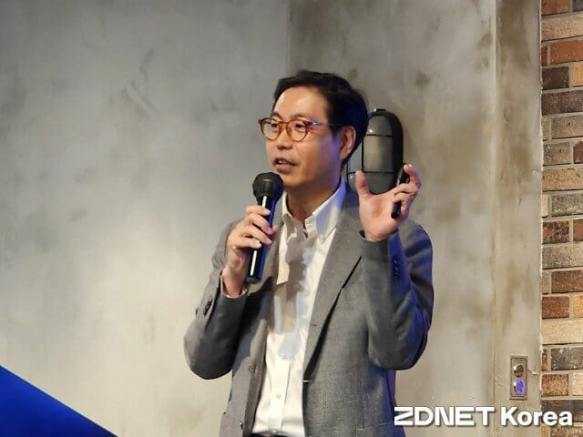 이건복 한국MS 개발리드가 올 3월 열린 한 행사에서 발표를 하고 있다.