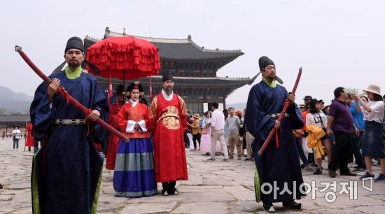 30일 서울 종로구 경복궁에서 열린 2018 궁중문화축전에서 왕과 왕비의 산책이 재현되고 있다. 궁중문화축전은 아름다운 4대 고궁(경복궁, 창덕궁, 창경궁, 덕수궁)과 종묘를 배경으로 국내 최대 문화유산축제로 오는 6일까지 진행된다./김현민 기자 kimhyun81@