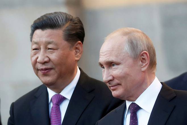 시진핑(왼쪽) 중국 국가주석과 블라디미르 푸틴 러시아 대통령이 2019년 6월 5일 러시아에서 만났다./로이터 연합뉴스