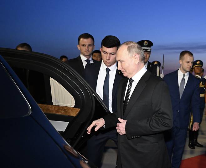 블라디미르 푸틴 러시아 대통령이 16일 중국 수도 베이징에 도착했다. 푸틴 대통령은 시진핑 중국 국가주석의 초청으로 16일부터 17일까지 중국을 국빈 방문한다. / 신화 연합뉴스