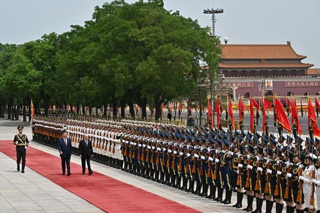 시진핑(레드카펫에서 걷는 이들 가운데 왼쪽) 중국 국가주석과 블라디미르 푸틴 러시아 대통령이 베이징 톈안먼 광장 인민대회당 앞에서 열린 공식 환영식에서 의장대를 사열하고 있다. ⓒ 타스/연합뉴스