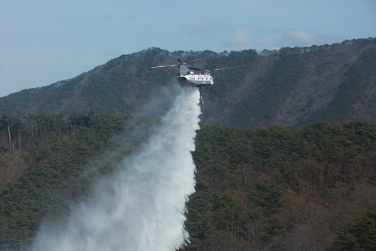 올해 봄철 산불 피해가 2012년에 이어 역대 두 번째로 가장 적은 피해를 입었다. 사진은 임차헬기의 산불진화 장면. 산림청 제공