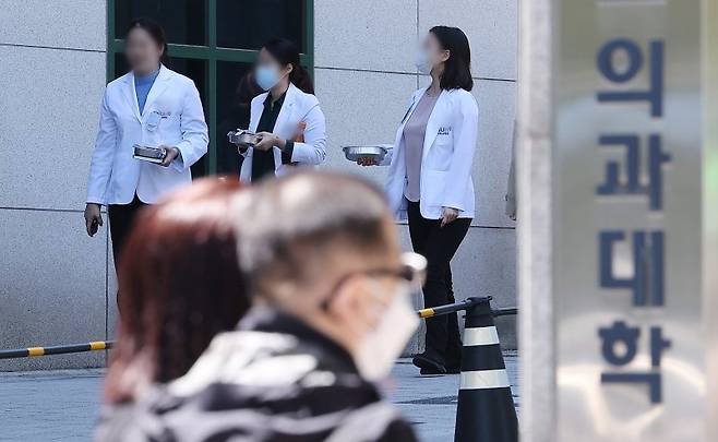 서울 시내 한 의과대학 앞으로 의료진들이 발걸음을 옮기고 있다. /사진=뉴스1