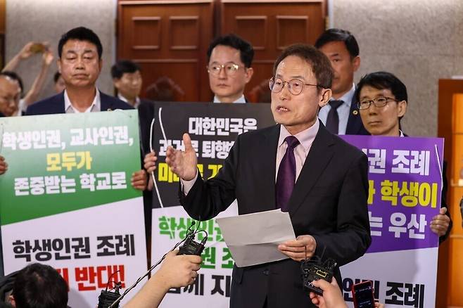 조희연 서울시교육감이 지난달 26일 서울시의회 본회의에서 서울 학생인권조례 폐지안이 통과된 직후 이를 규탄하는 기자회견을 열고 있다. 연합뉴스