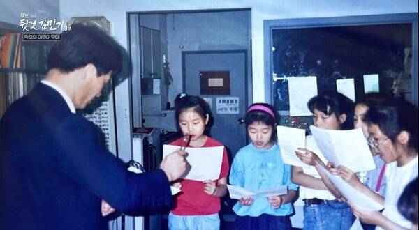 인기 많던 뮤지컬 ‘지하철 1호선’을 멈추고 그는 우리의 미래라는 어린이들을 위한 학전 어린이 무대를 선보였다. 프로그램 갈무리