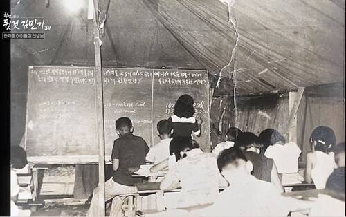 모두가 꿈 꿀 기회를 얻기를 바라며 그가 동료들과 만든 신정야학. 프로그램 갈무리