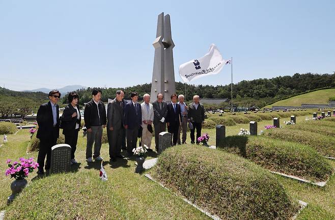 1980년 해직언론인협의회 회원들이 ‘10·24 자유 언론 실천 선언’을 주도했던 송건호 선생 묘지를 참배하고 있다. 신소영 기자