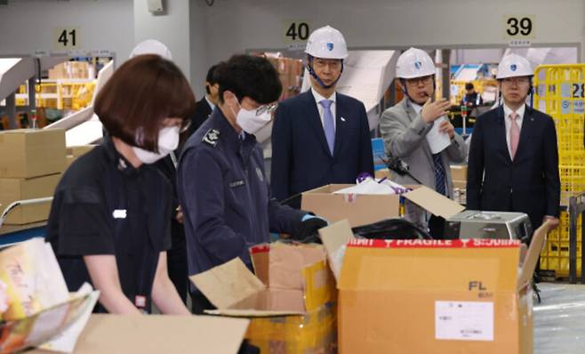 한덕수 국무총리(가운데)가 16일 오전 인천 중구 인천공항본부세관 특송물류센터 집중검사장에서 물품 검사 과정을 지켜보고 있다. 연합뉴스