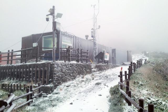 강원 산간에 대설주의보가 발효된 15일 강원도 설악산 중청대피소에 눈이 쌓이고 있다. 설악산국립공원사무소 제공