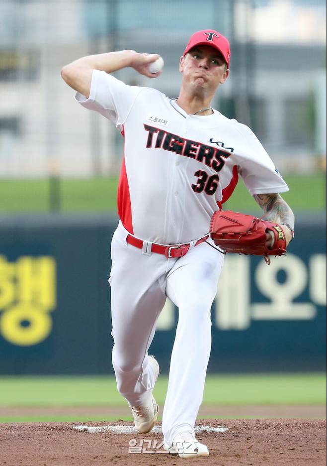 "프로야구 KBO리그 NC 다이노스와 KIA 타이거즈의 경기가 1일 오후 광주 기아챔피언스필드에서 열렸다. KIA 선발 브룩스가 힘차게 공을 던지고 있다. 광주=정시종 기자 jung.sichong@joongang.co.kr /2021.07.01."